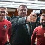 Bolsonaro diz que Lula quer ‘acabar’ com clubes de tiro: ‘Vai virar biblioteca’