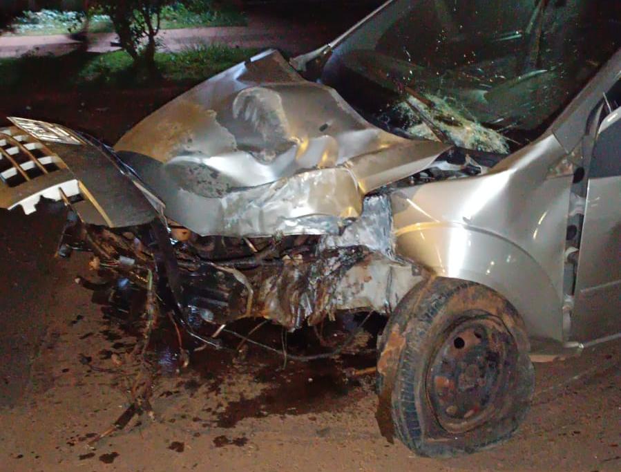 carro acidente - Em alta velocidade, motorista perde controle e derruba poste em cima de casa em Campo Grande