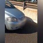 Motorista colide contra poste na Avenida Duque de Caxias e abandona carro após pneu furar