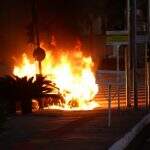 Carro pega fogo na Euclides da Cunha, causa explosões e chamas atingem 3 metros