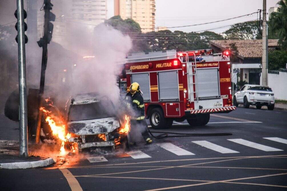 carrofogo4 - Carro pega fogo na Euclides da Cunha, causa explosões e chamas atingem 3 metros