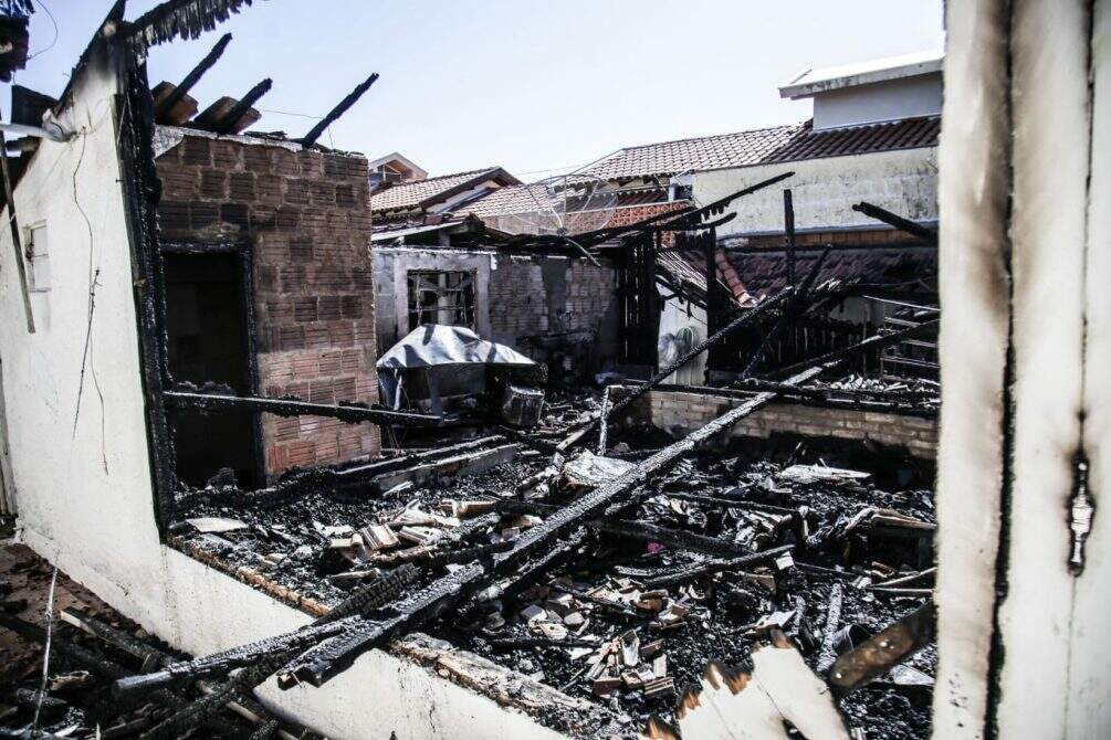 Incêndio em árvore de natal destrói casa de criador do ‘Fusca Transformer’ em Campo Grande