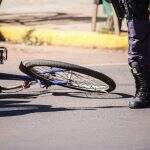 VÍDEO ciclista avança placa de Pare e é atropelado por ônibus em Campo Grande