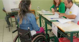 Eleitor com deficiência ou mobilidade reduzida pode pedir para mudar seção de votação