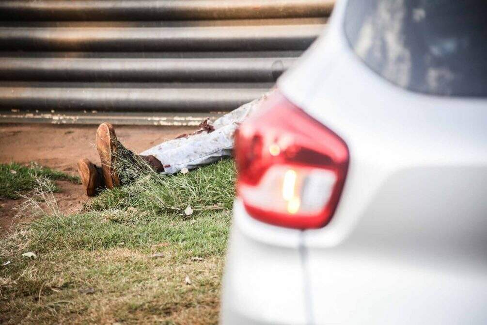 ‘Me tira daqui’, homem se joga sobre carro para pedir ajuda após ser espancado em Campo Grande