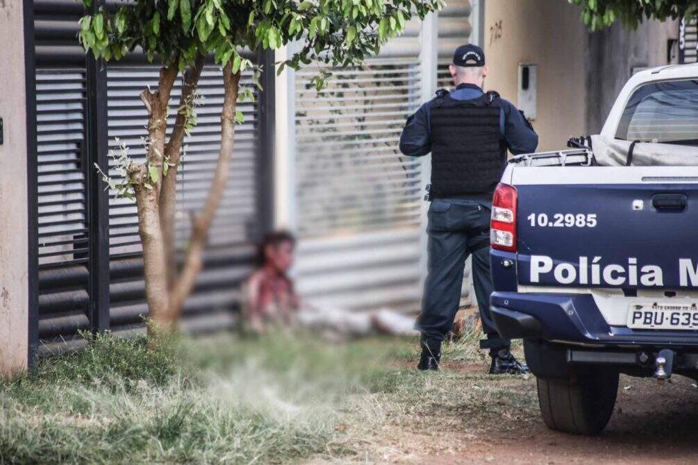 espancado2 - ‘Me tira daqui’, homem se joga sobre carro para pedir ajuda após ser espancado em Campo Grande