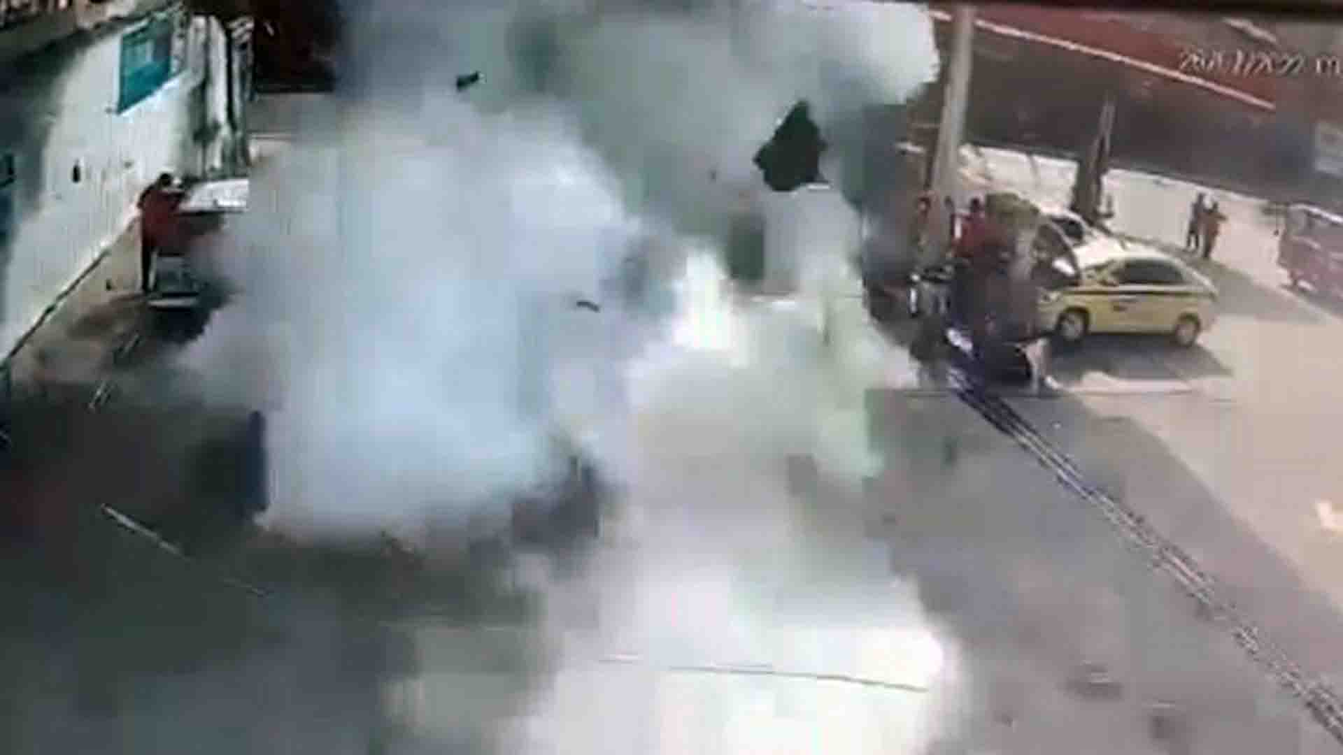 VÍDEO: Carro explode em posto de combustíveis do RJ enquanto abastecia; duas pessoas ficaram feridas