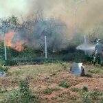 Região conhecida como ‘buracão’ pega fogo e chamas poderiam atingir carros em depósito