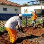 Hortas sociais instaladas por detentos são doadas para famílias vulneráveis de Jardim