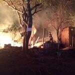 Barracos em área ocupada são destruídos por incêndio no anel viário de Corumbá