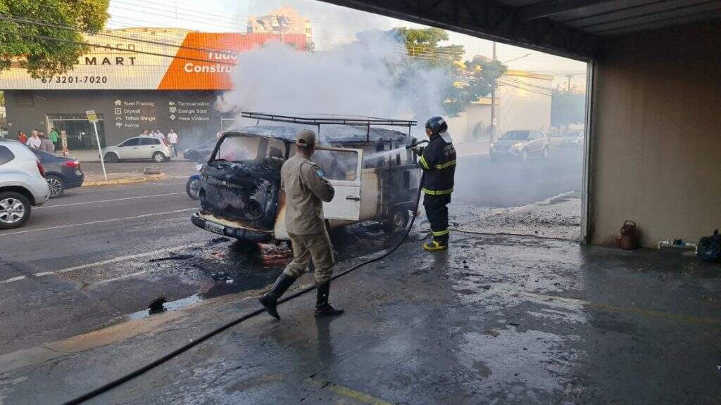 incendio kombi - VÍDEO: Kombi é destruída por incêndio na Avenida Coronel Antonino