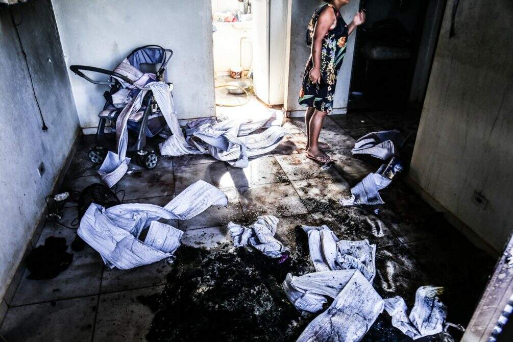 Casa pega fogo e 5 crianças são salvas pela janela; pai sofreu queimaduras em Campo Grande