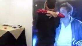 Vídeo de Leonardo beijando fã viraliza e Poliana sentencia: 'amor próprio'