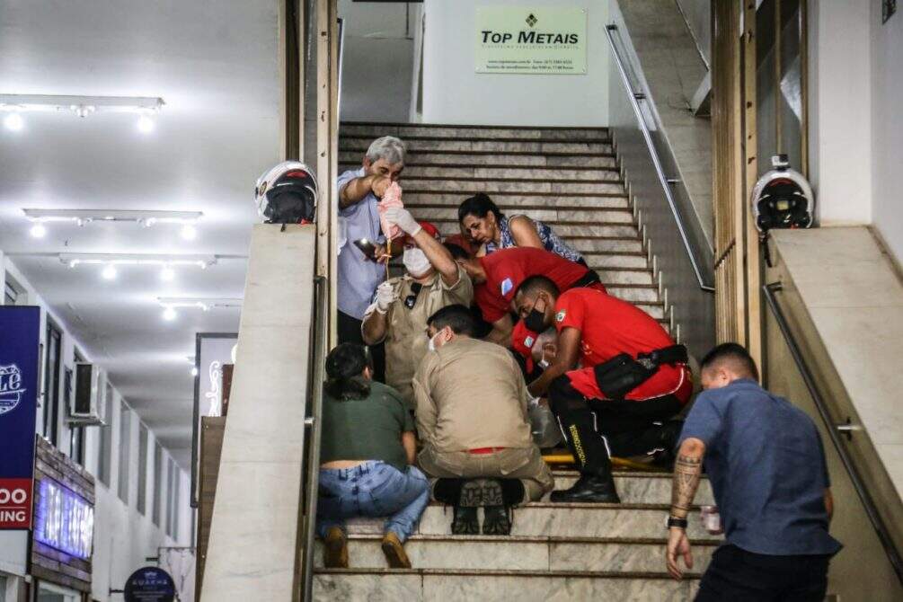 Empresário passa mal, cai de escada e morre em galeria no Centro de Campo Grande