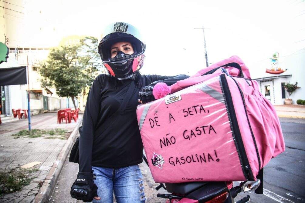 moto 1 - Em moto tunada, motogirl que ‘sofre’ nas ruas avisa: ‘Dê a seta, não gasta gasolina!’