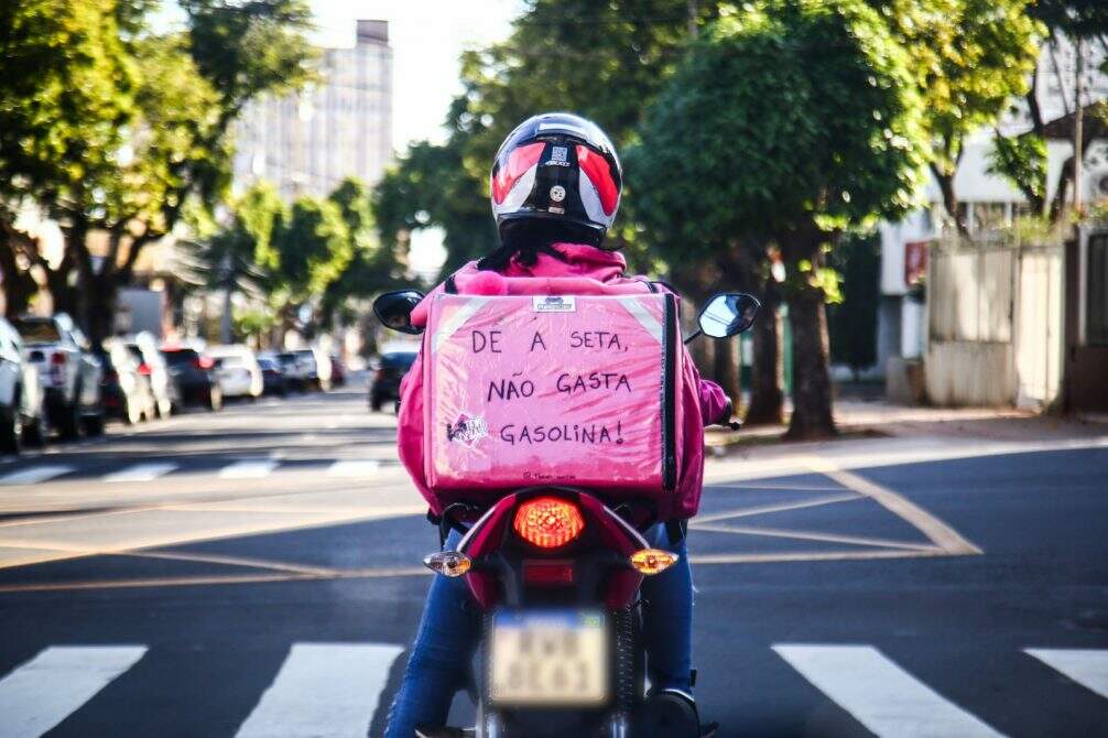 Em moto tunada, motogirl que ‘sofre’ nas ruas avisa: ‘Dê a seta, não gasta gasolina!’