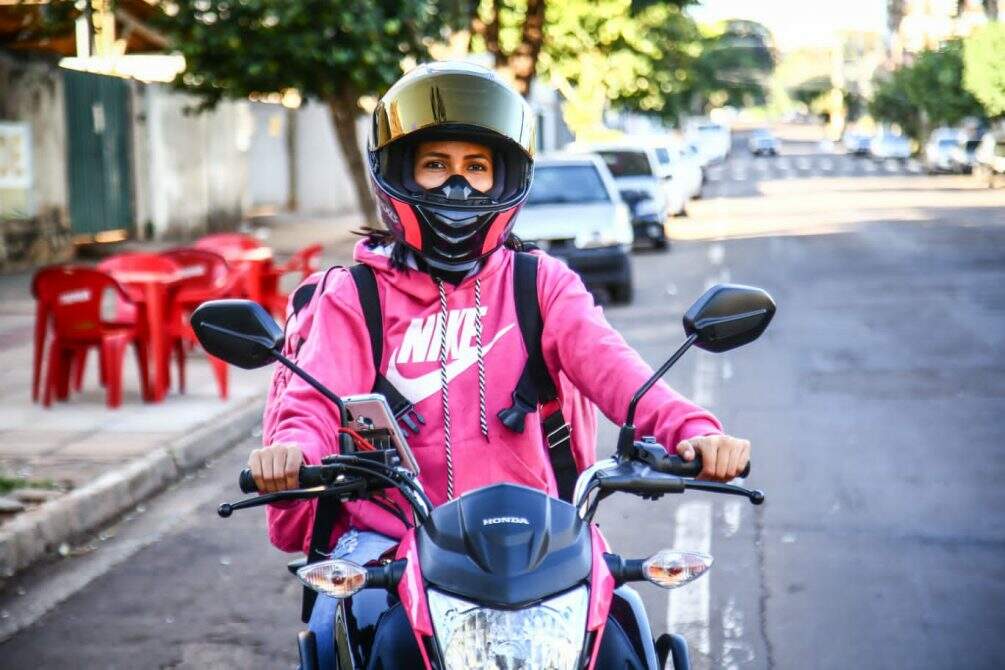 moto 3 - Em moto tunada, motogirl que ‘sofre’ nas ruas avisa: ‘Dê a seta, não gasta gasolina!’