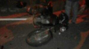 Motociclista morre ao bater em placas de sinalização e rotatória de cidade de MS
