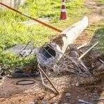 Em alta velocidade, motorista perde controle e derruba poste em cima de casa em Campo Grande