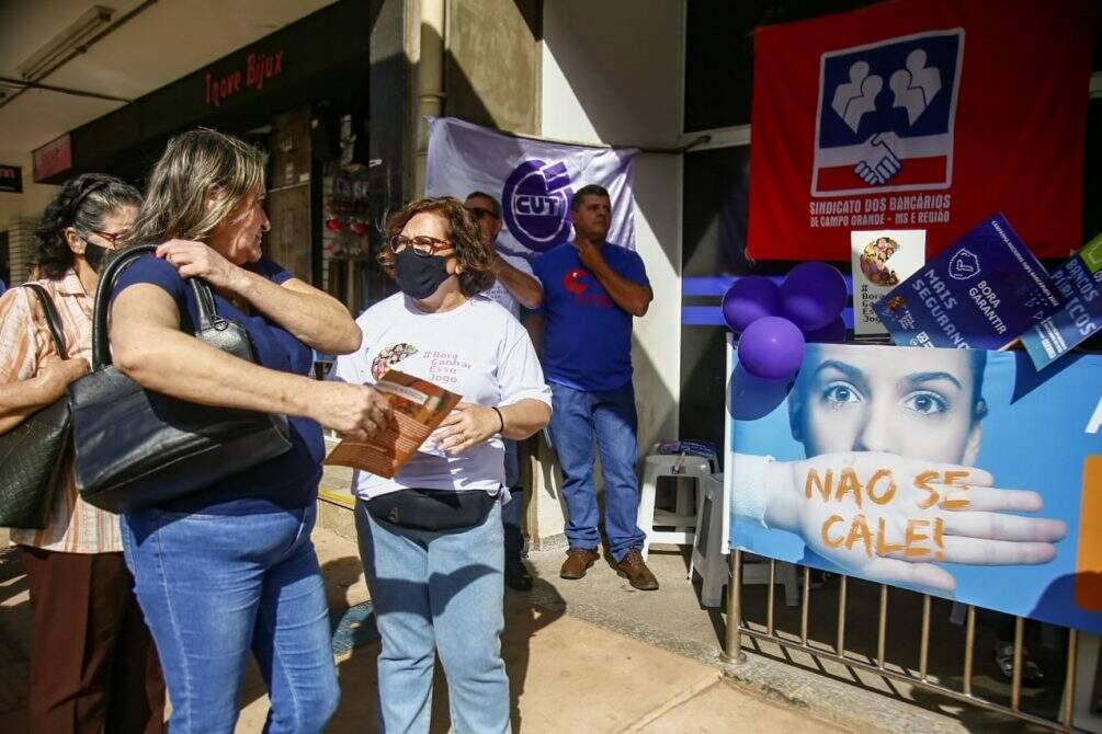 Após saída de presidente da Caixa por assédio, bancários fazem protesto em Campo Grande