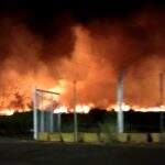 VÍDEO: Bombeiros são acionados para incêndio de grandes proporções em Campo Grande