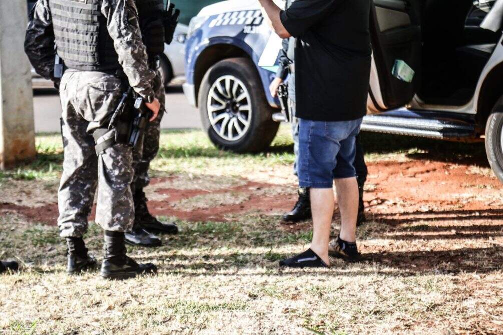 Falso frete: caminhoneiro é sequestrado por quadrilha e pula de carro em movimento na Tamandaré