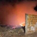 Incêndio toma conta de terreno baldio na Vila Palmira