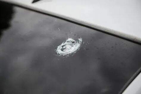 Ao passar por rua do Coophavila, carro de família é acertado por bala perdida