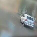 VÍDEO mostra motorista de aplicativo invadindo casa de passageira antes de agarrá-la em Campo Grande