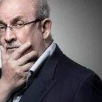Escritor Salman Rushdie respira por ventilação mecânica após ser esfaqueado em Nova York 