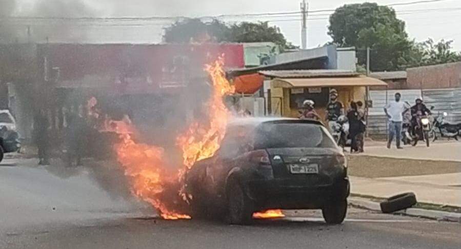 VÍDEO: após pane elétrica, carro em movimento é tomado por fogo e fica destruído