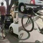 Homem trafega de pé em bicicleta