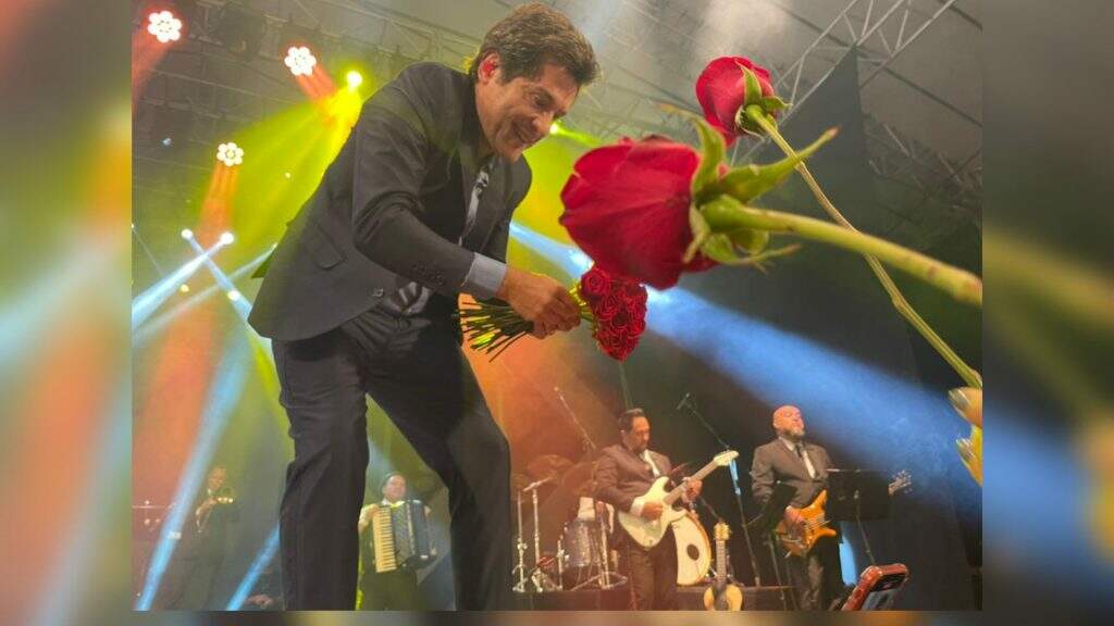 Cantor Daniel distribuindo rosas para o público em Bonito. Foto: Graziela Rezende/Jornal Midiamax