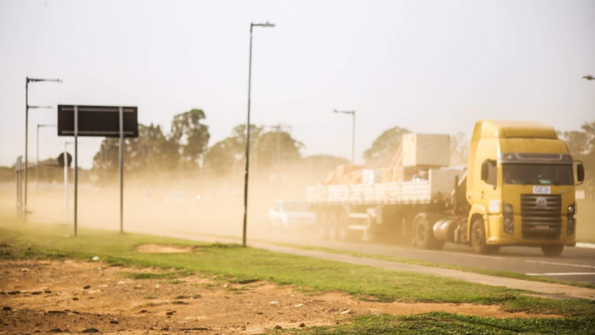 Garoa ‘salva’ cidade atingida por nuvem de poeira em Mato Grosso do Sul