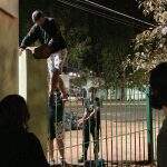 ‘Indignada’: Grupo é obrigado a pular portão após ficar trancado no Parque das Nações