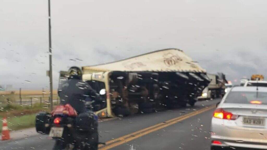 PADRAO CAPA 1920 X 1080 7 2 - Vendaval que derrubou carreta também destruiu armazém de grãos em São Gabriel do Oeste