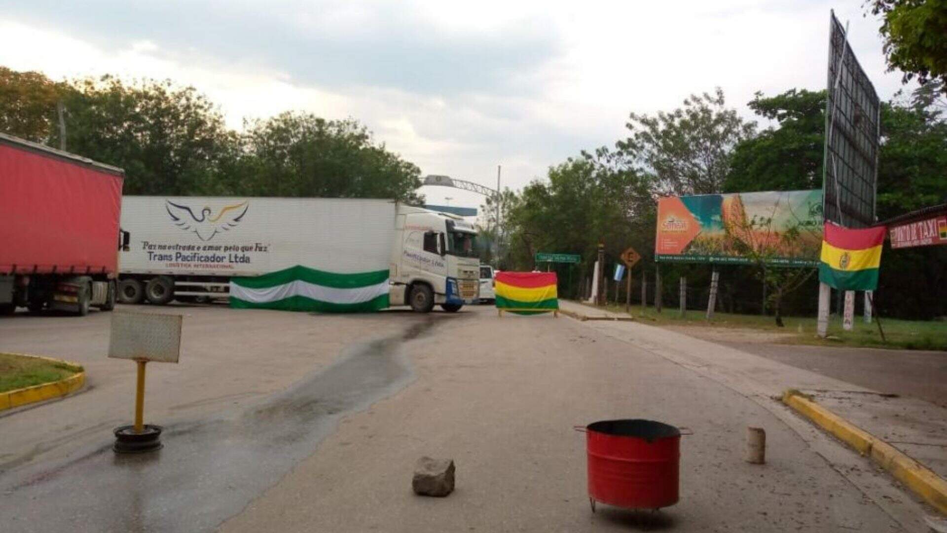 Fronteira com a Bolívia segue fechada por protesto e mais de 100 entregas vão atrasar em MS