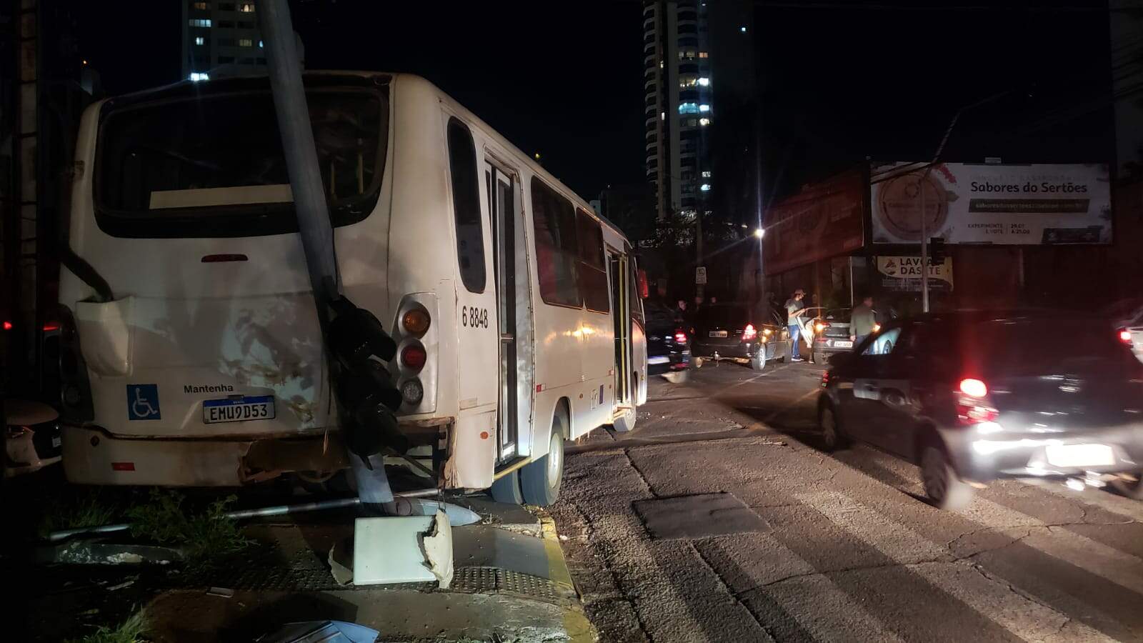 Ônibus fica sem freio na subida da Bahia e veículo desgovernado desce rua em horário de pico