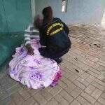 Guarda municipal distribui cobertores para moradores de rua em Dourados