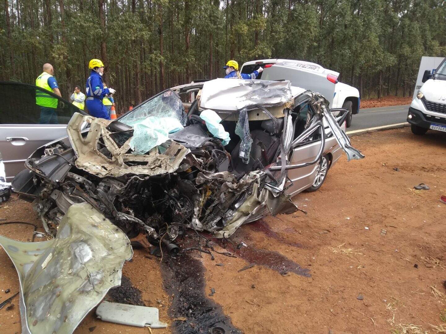 Casal morreu em acidente entre carro e carreta  após andarilho entrar na pista