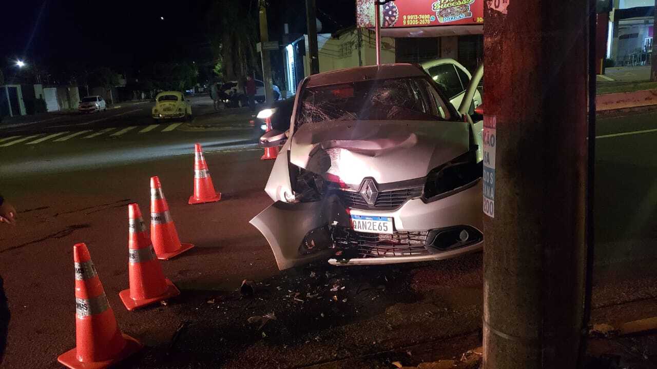 Motorista fica ferido em colisão de carro contra poste na Elias Zahran