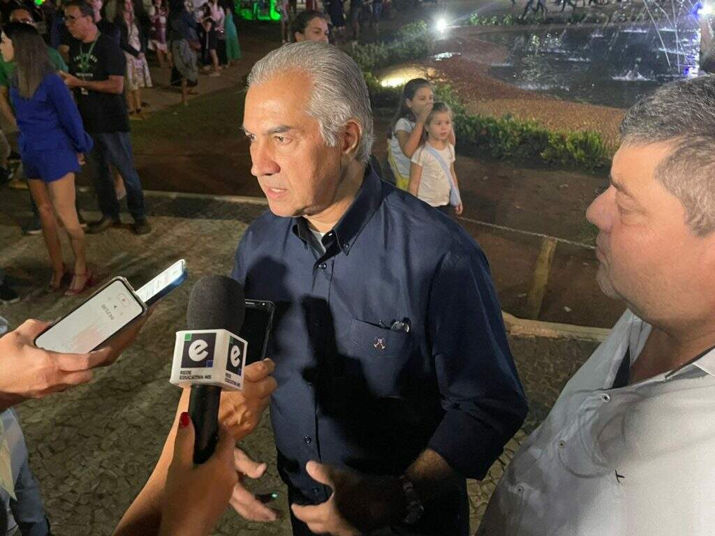 Governador Reinaldo Azambuja (PSDB) presente na abertura do evento, ao lado do prefeito de Bonito. (Foto: Graziela Rezende/Jornal Midiamax)