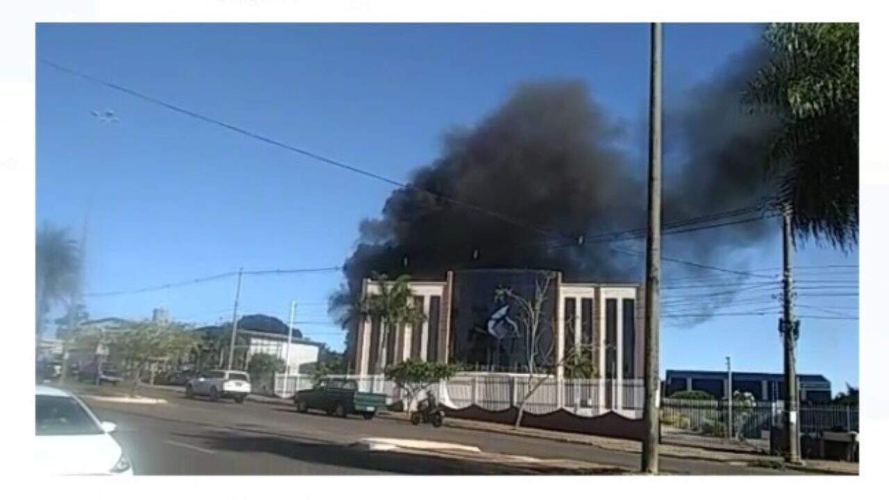 Incêndio atinge ferro-velho na Manoel da Costa Lima e fumaça é vista a quilômetros