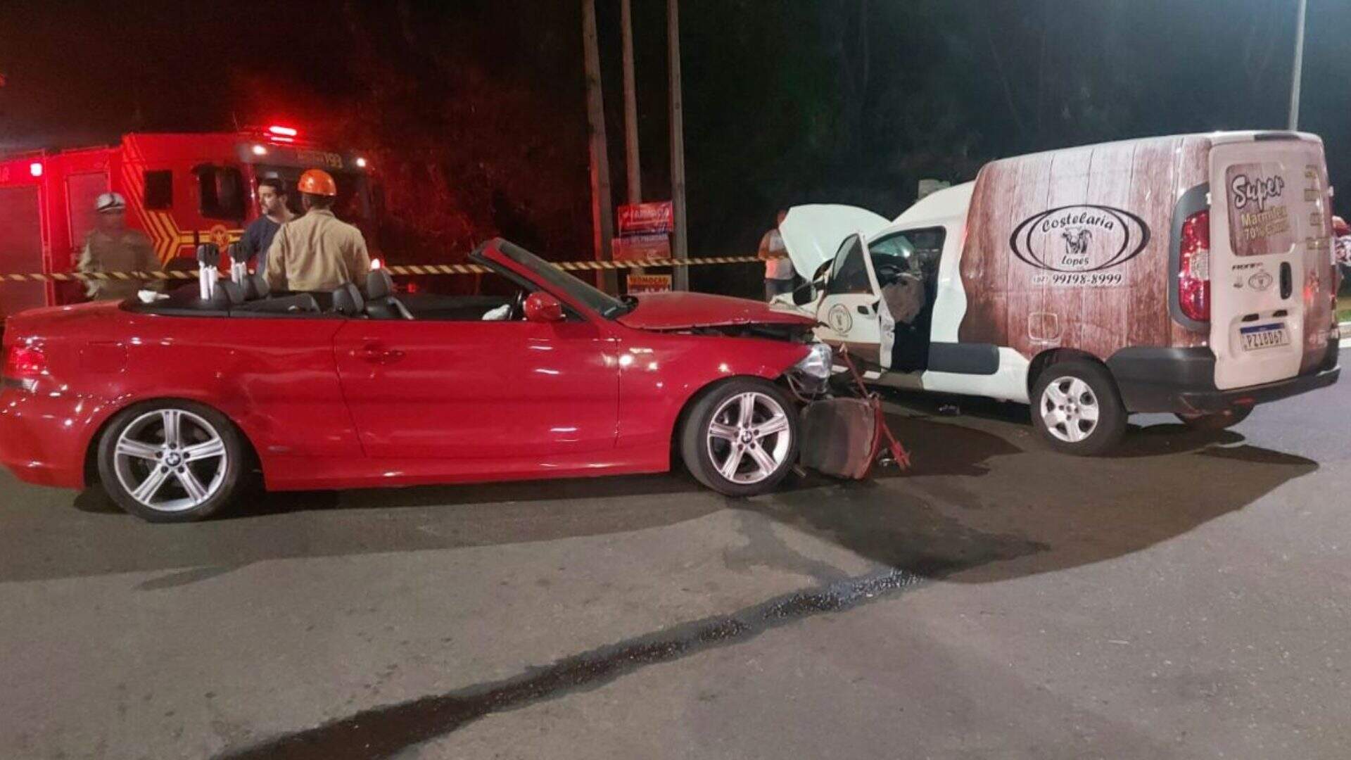 BMW conversível bate em carro de entrega e motorista foge em Campo Grande