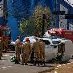 Carro tomba na Avenida Mato Grosso após acidente em cruzamento