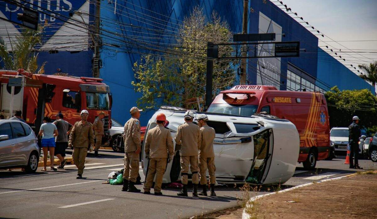 Carro tomba na Avenida Mato Grosso após acidente em cruzamento