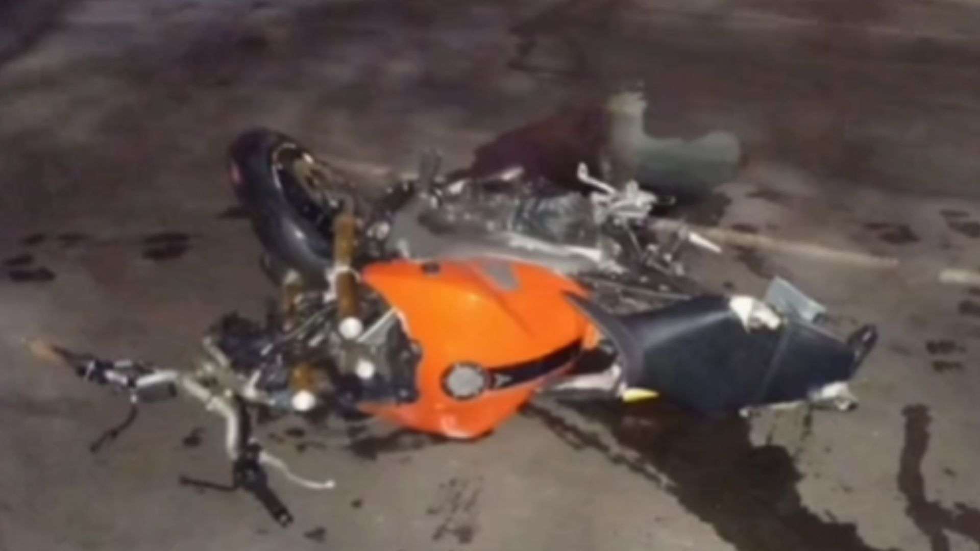 Motociclista de 25 anos morre após invadir calçada e colidir contra portões de casas