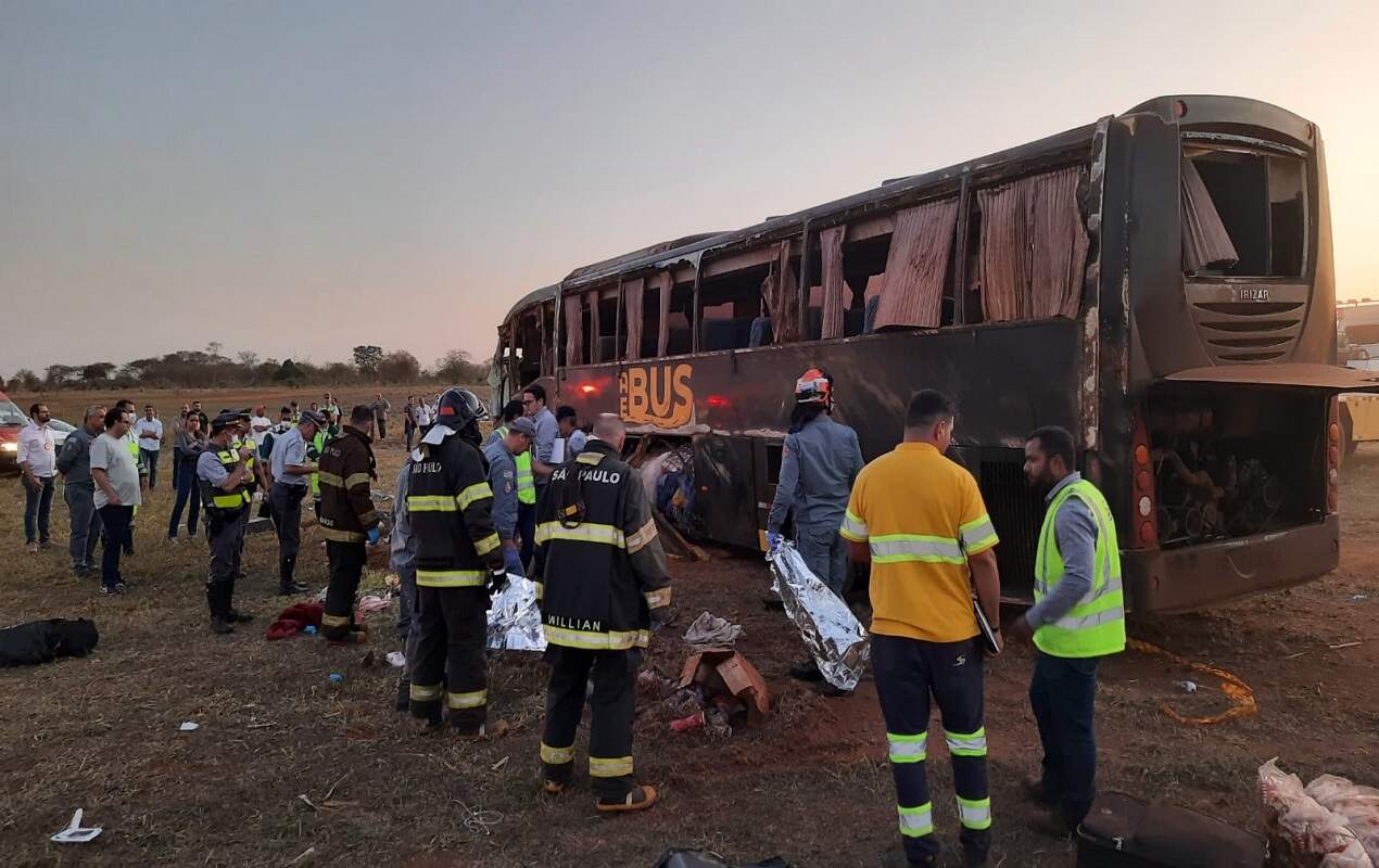 Ônibus que saiu de Mato Grosso do Sul tomba em São Paulo e mata criança e mulher