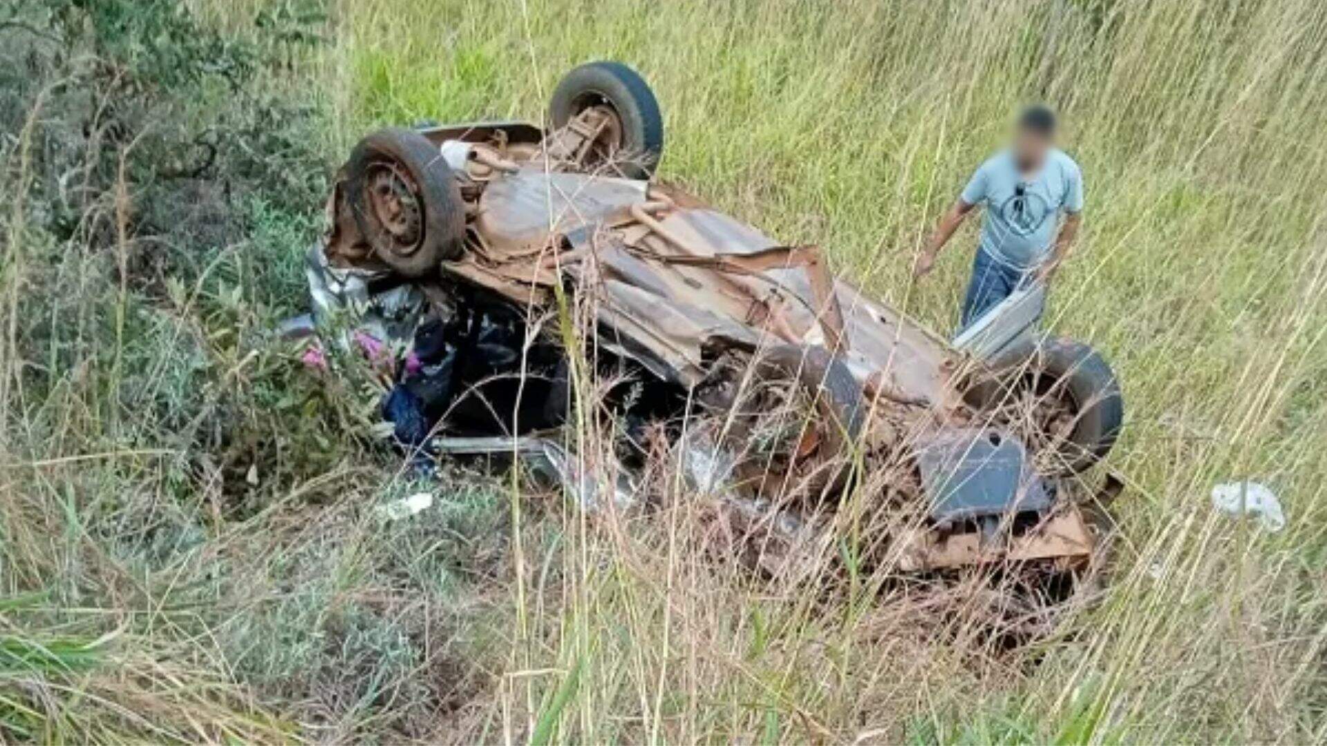 Motorista morre após carro colidir em camionete na BR-463 e parar nas margens da estrada