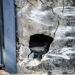 ‘Achei que tivessem morrido’, diz idosa sobre carro que bateu no muro de casa em Campo Grande